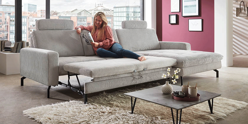 beiges Cordsofa mit Liegefunktion